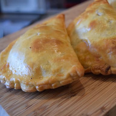 Empanada de res en salsa chipotle