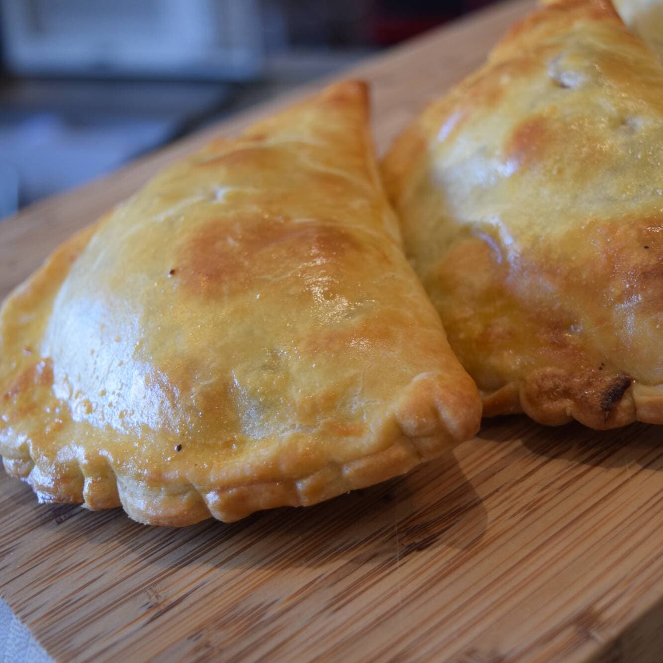 Empanada de res en salsa chipotle