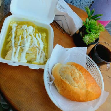 Enchiladas Suizas + Fruta + Café