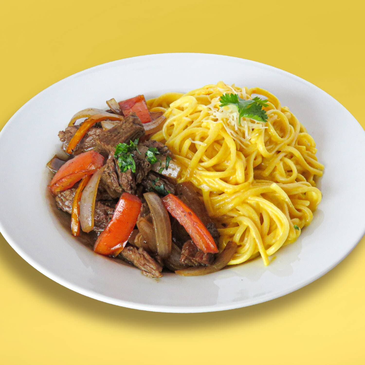 Fetuccinis a la Huancaina con Lomo Saltado