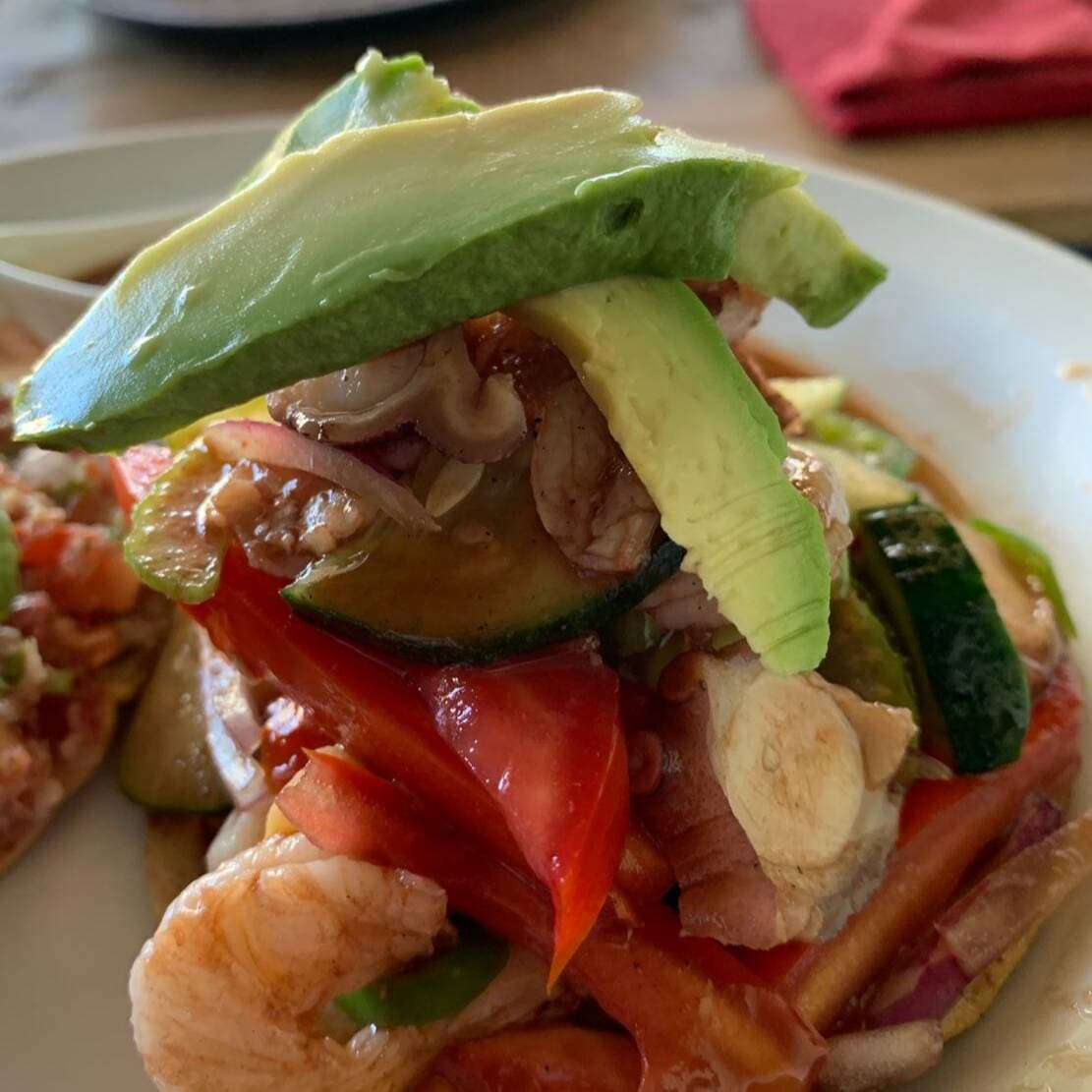 TOSTADA DE ENSALADA DE MARISCOS