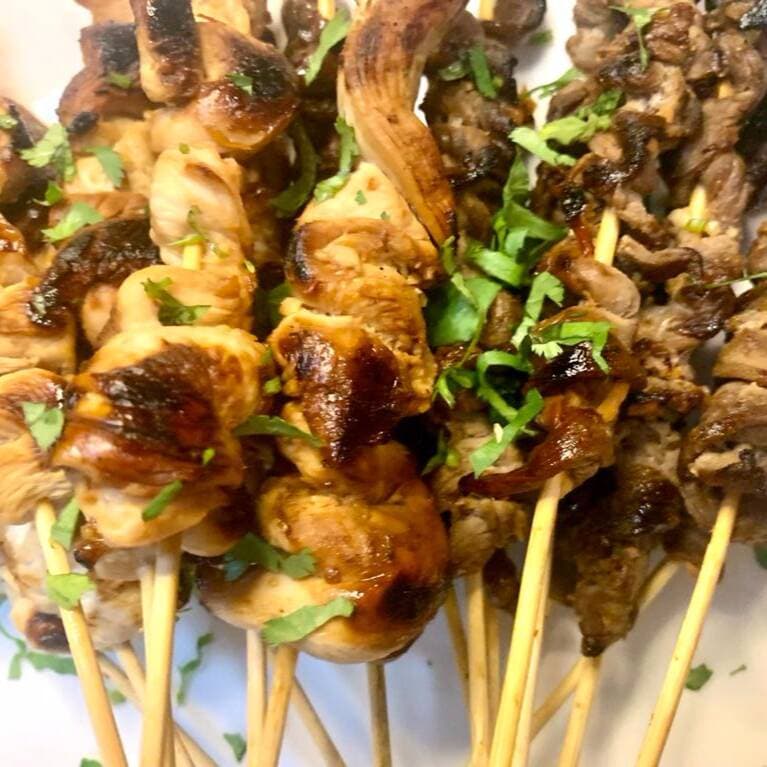 Satay Res + Dip de Cacahuate