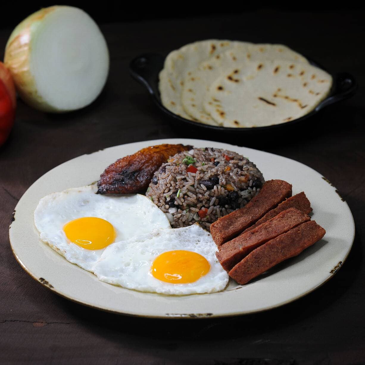 Pinto con Huevos y Salchichón