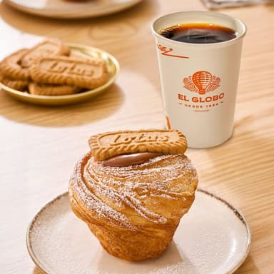 Cruffin Toffee con Lotus + Americano