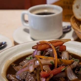 Combo 2( Lomito Saltado + Pan + Café o Bebida )