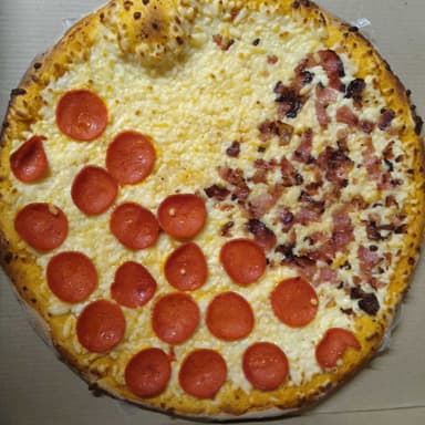 Pizza Grande 1/2 Pepperoni, 1/4 Tocino, 1/4 Queso