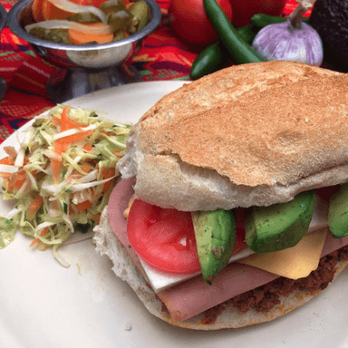 Torta de Jamón Doble con Aguacate
