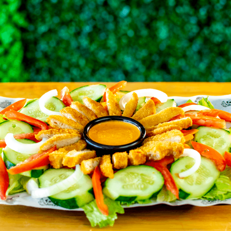 Ensalada de pollo empanizado