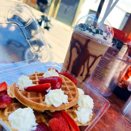 Waffles Con Fresas Y Oreo