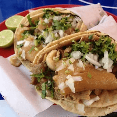2 Tacos Especiales + Agua del día (600 ml.)