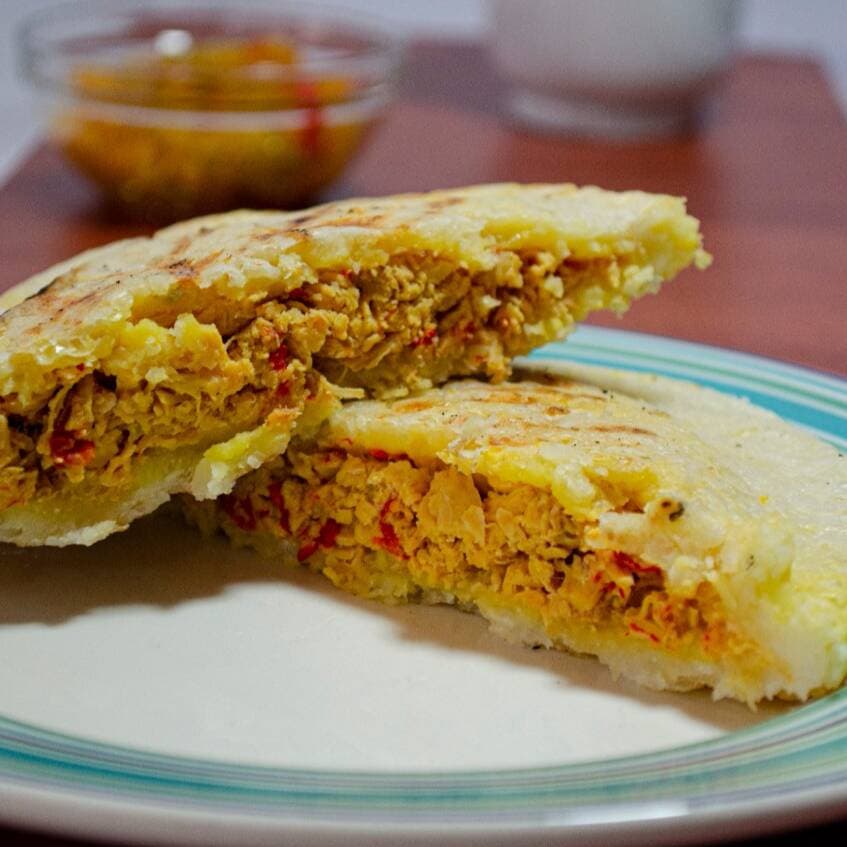 Arepas Rellena Huevo, Jamón, Queso y Carne