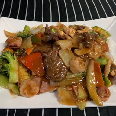 Sahofan en Salsa Especial de la Casa Carne Mixta