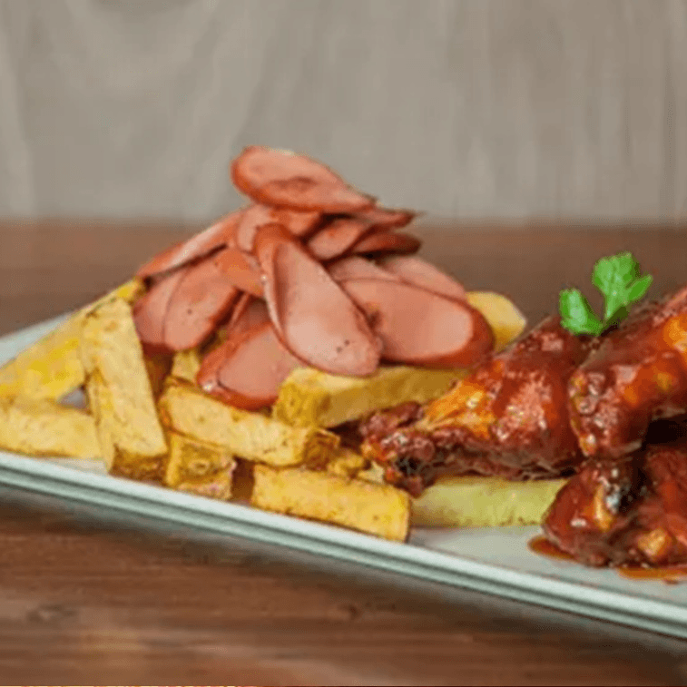 Salchi Alitas con Papas Fritas