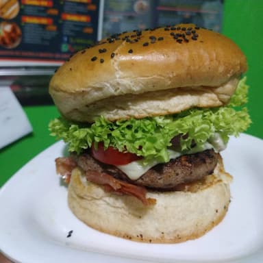 HAMBURGUESA CON SALCHICHA