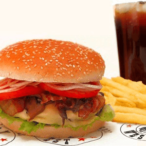 HAMBURGUESA DE CARNE MAS PAPAS  Y GASEOSA POLL