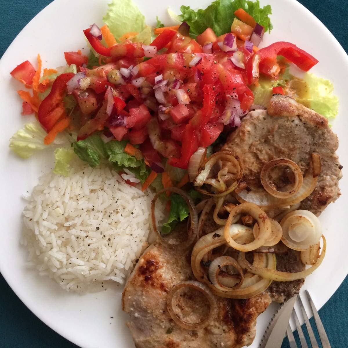 ARROZ CON CHULETA Y ENSALADA