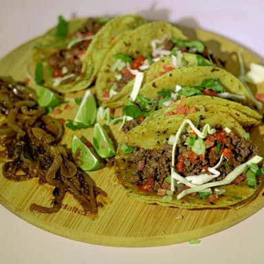 TACOS DE BISTEC EN DOBLE TORTILLA DE MAIZ.