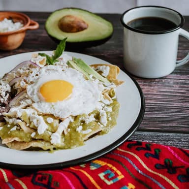 Chilaquiles con Huevo + Cafe