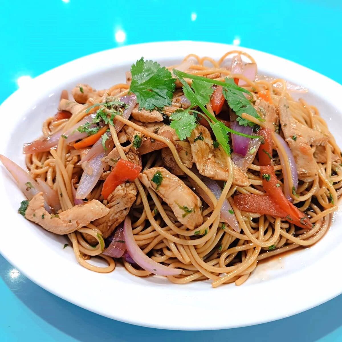 Tallarín Saltado de Pollo