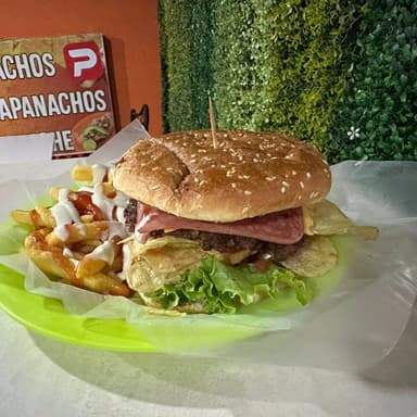 Hamburguesa Mechada + Papas + Coca 355Ml