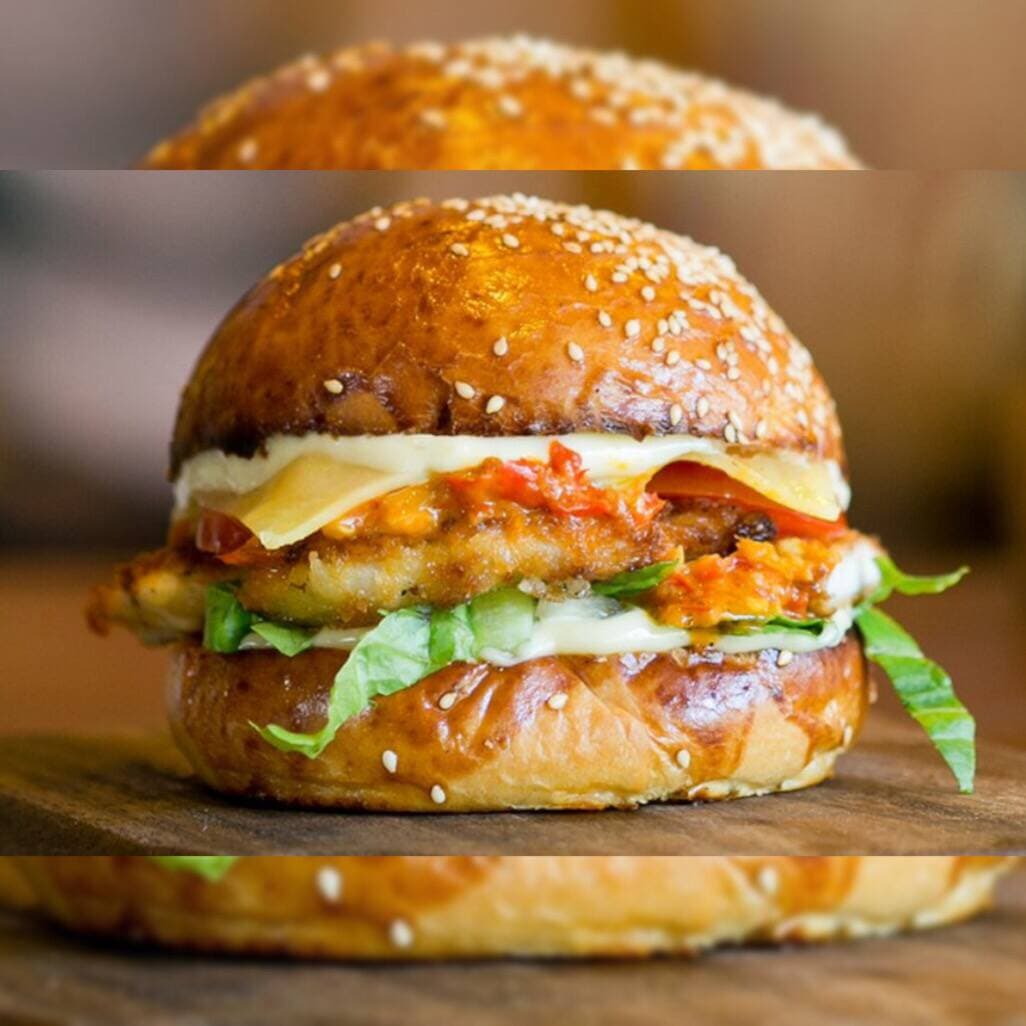 Hamburguesa de pechuga POLLO empalizada Sencilla.