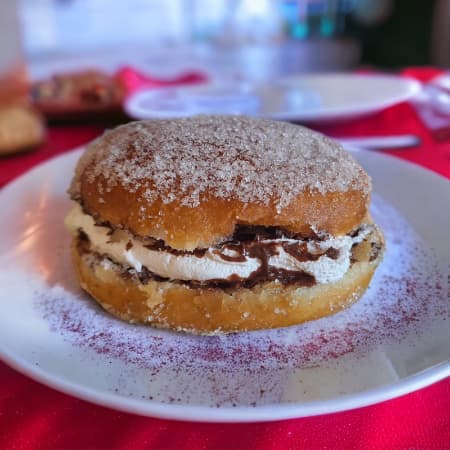 Dona de NUTELLA con Crema