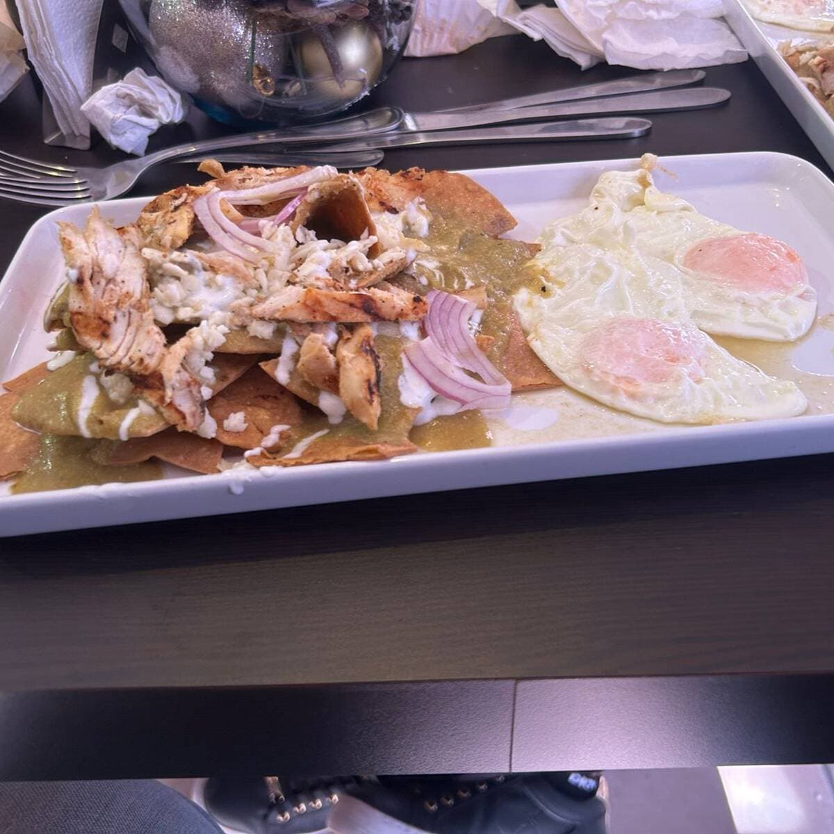 CHILAQUILES VERDES CON HUEVOS