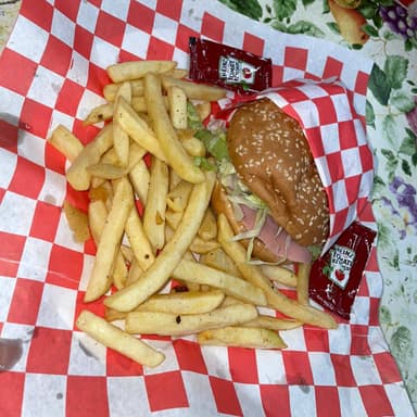 HAMBURGUESA DE SIRLON CON PAPAS