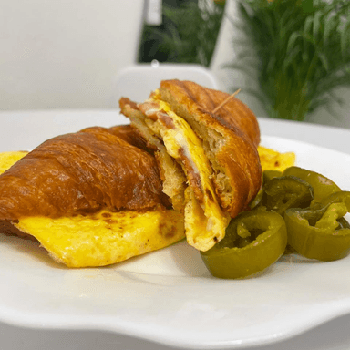 Croissant de Huevo con Tocino y Queso Mozzarella