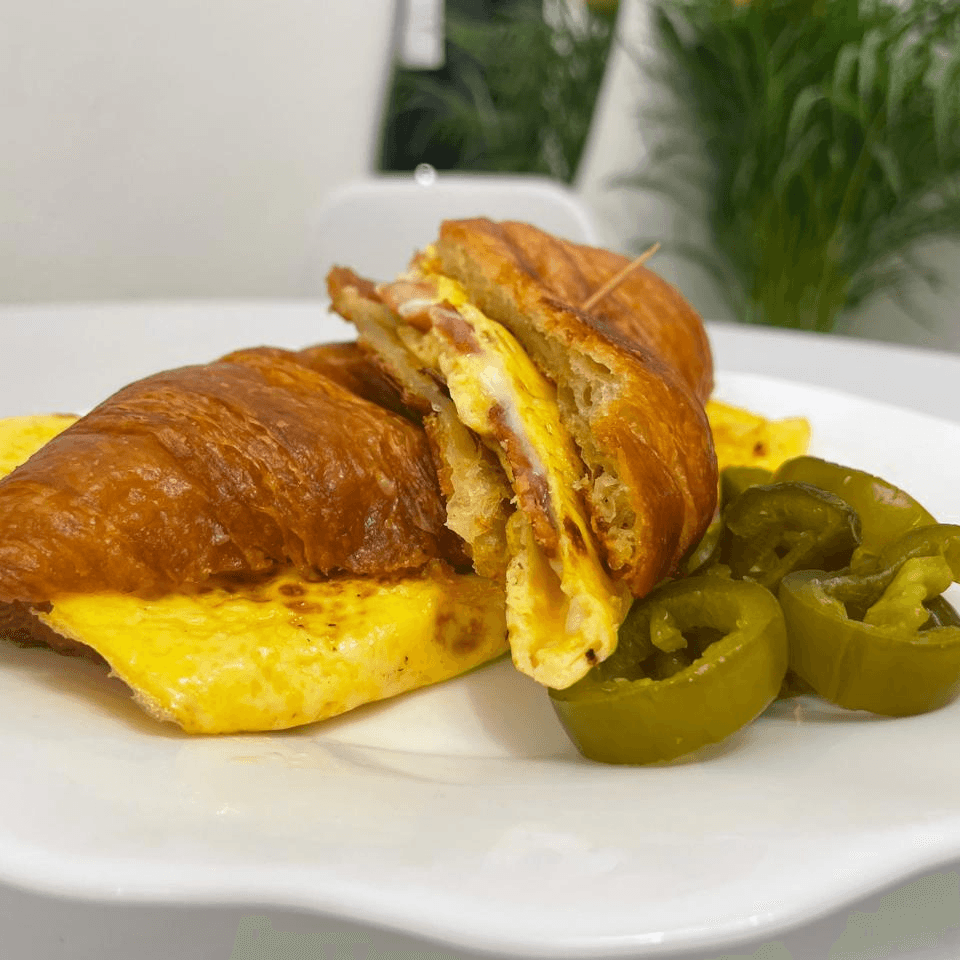Croissant de Huevo con Tocino y Queso Mozzarella
