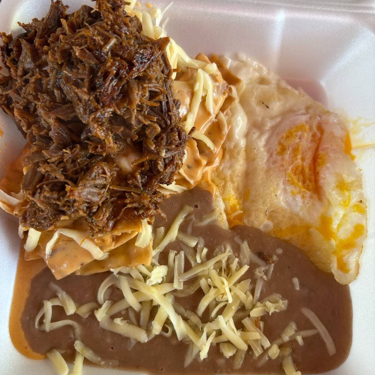 Media Orden Chilaquiles con Birria y Huevo
