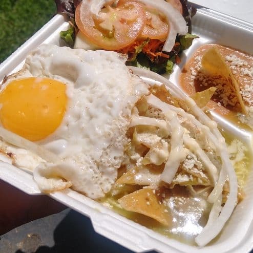 Chilaquiles con  huevo estrellado
