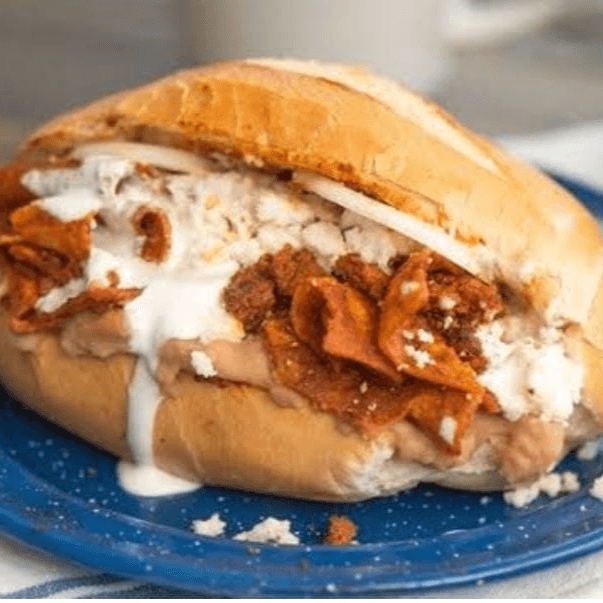 Torta de Chilaquiles con Salsa Roja y Pollo