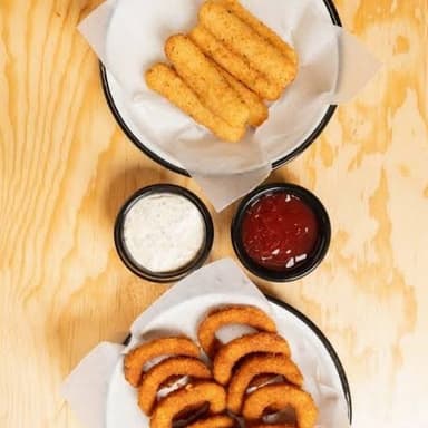 Dedos de Queso con Aros de Cebolla con Salchipapas
