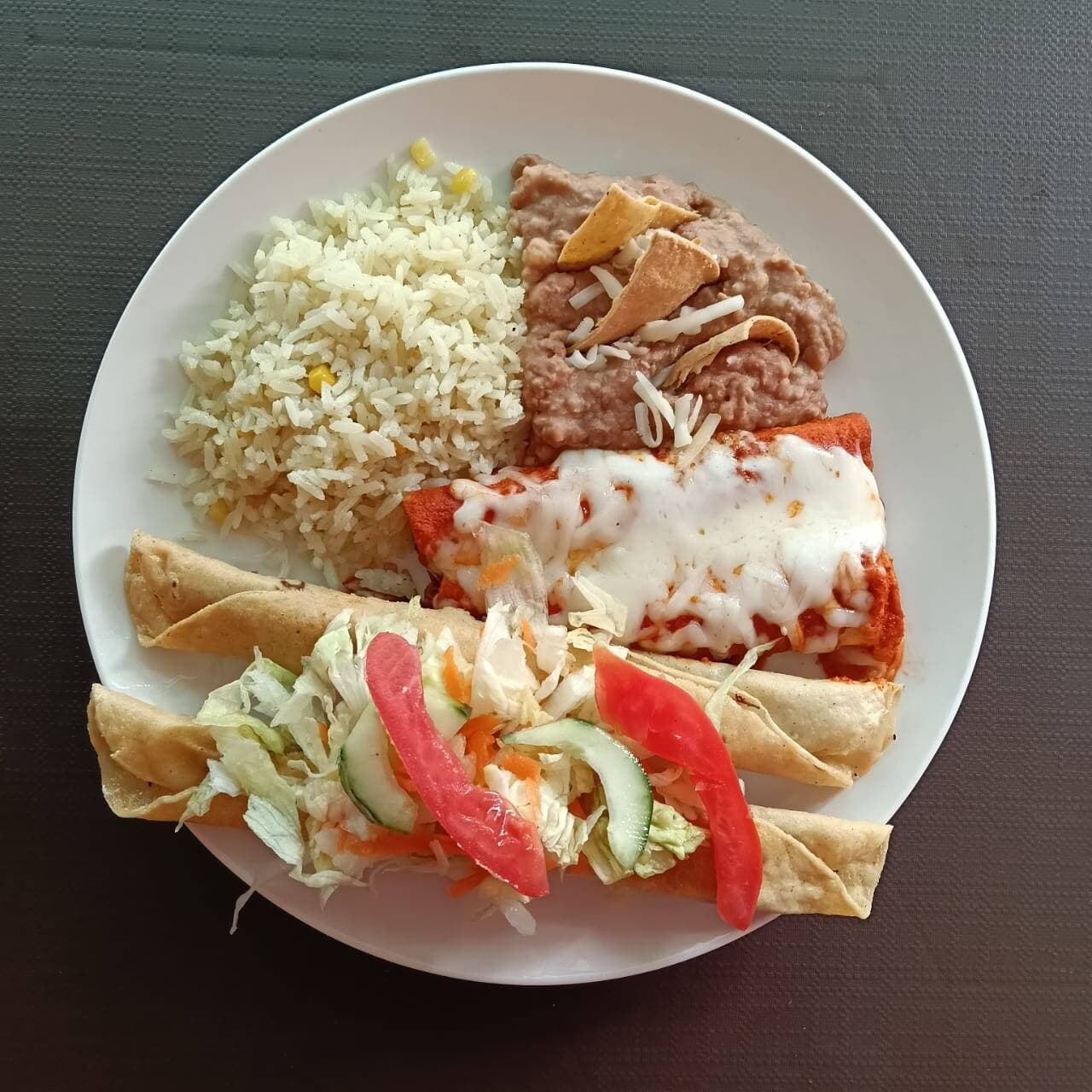 2 Flautas de res, 2 Enchiladas de res rojos