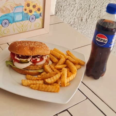 Hamburguesa de Pollo , Papas y Soda
