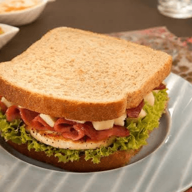 Sándwich de Pollo con Jamón y Queso
