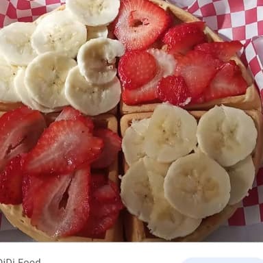 Waffle de Mermelada de Piña con crema batida y plá