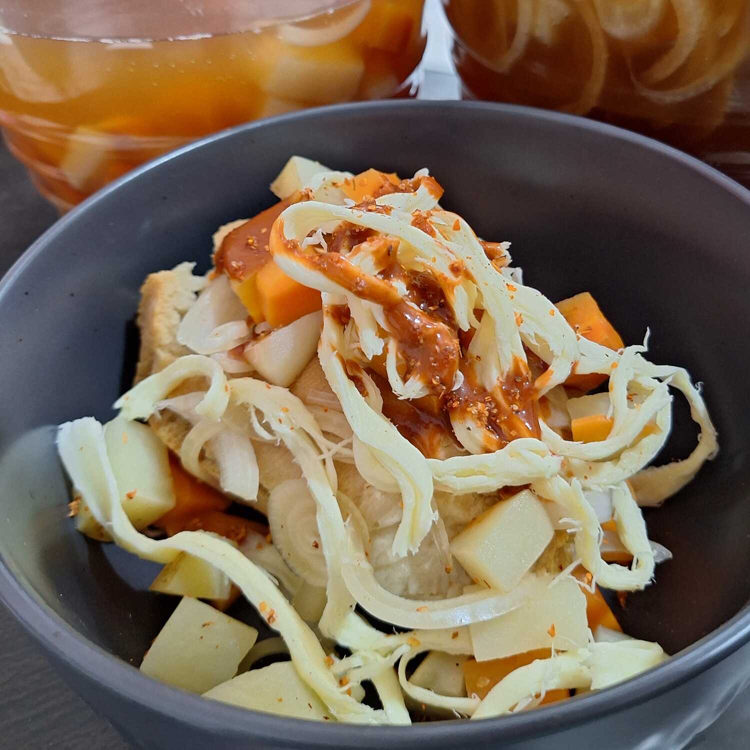 Piedrazo Con Papitas, Zanahoria y Quesillo