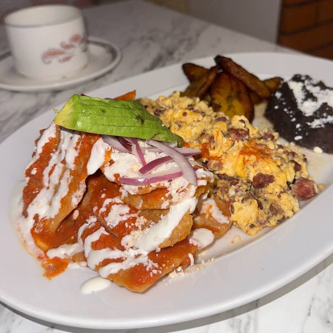 COMBO Huevos al Gusto con Chilaquiles Rojos