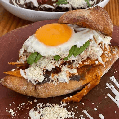 TORTA DE CHILAQUILES CON HUEVO Y POLLO