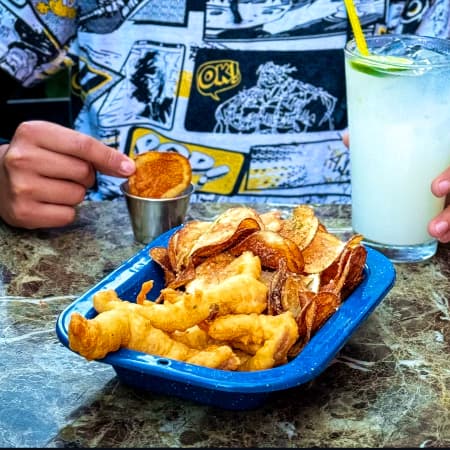 Dedos empanizados con chips
