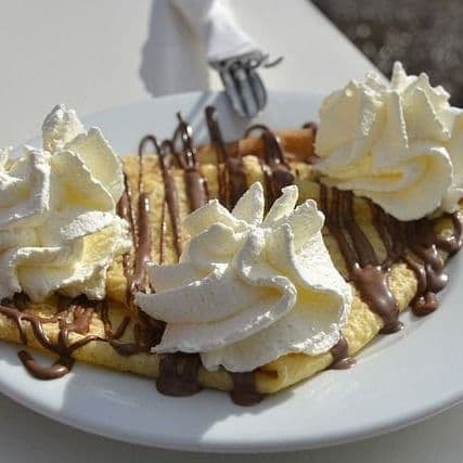 Nutella, plátano, crema batida