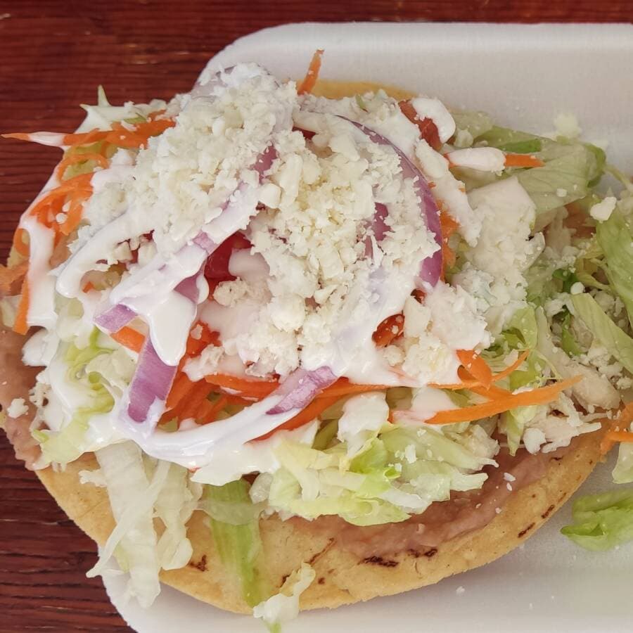 Tostada con Deshebrada