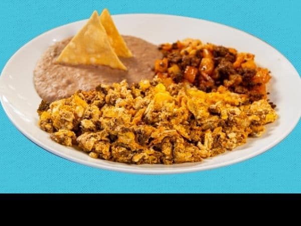 HUEVOS CON CHORIZO + BEBIDA