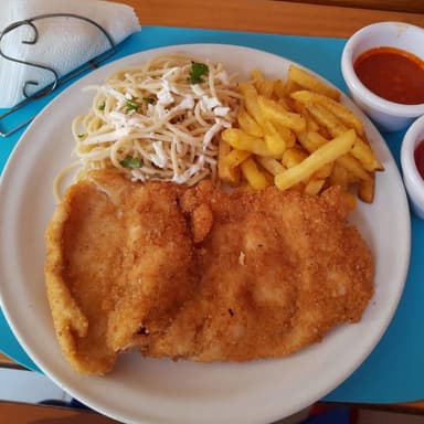 Pechuga empanizada con Papas a la Francesa. 🍗