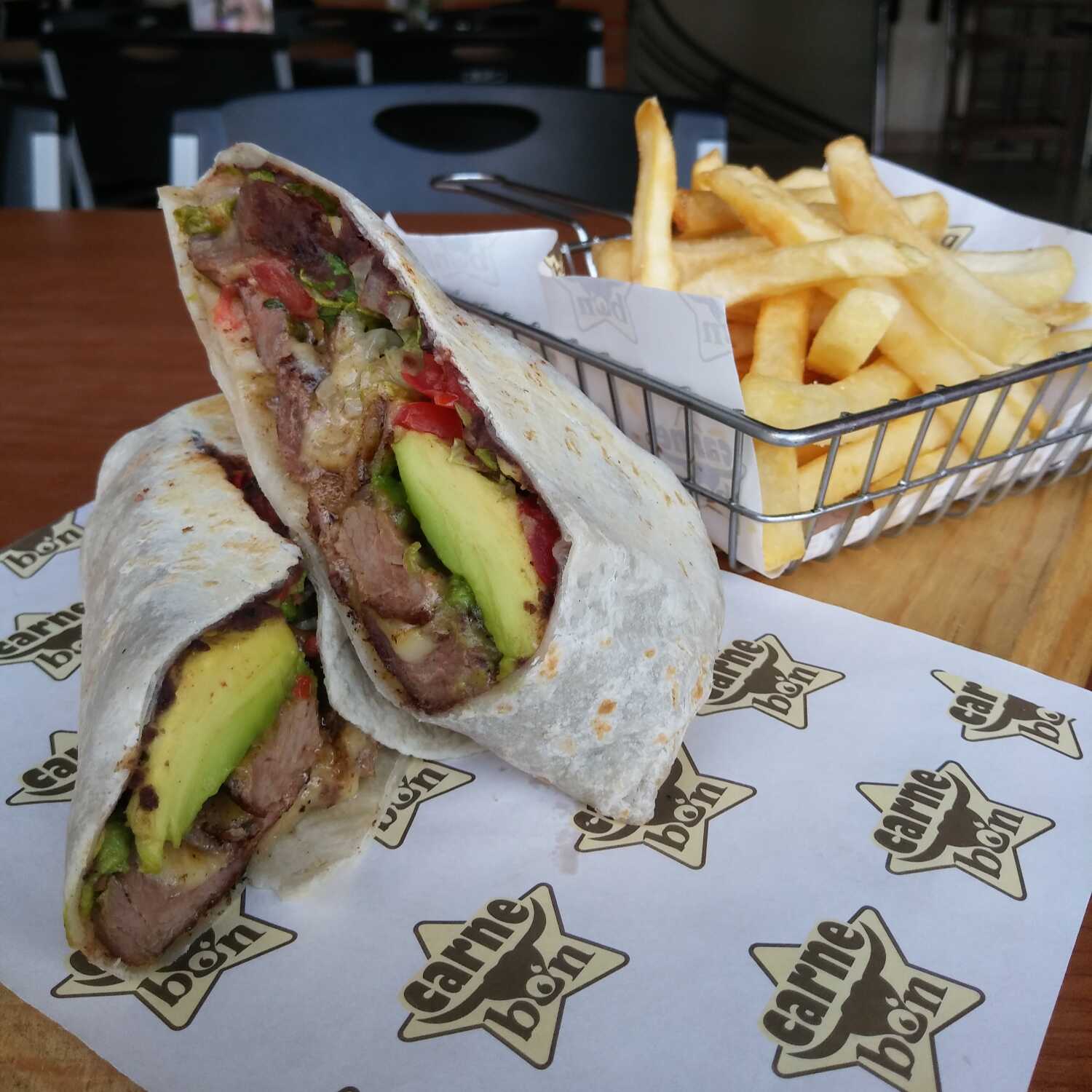 Burrito Arrachera con Papas y Bebida