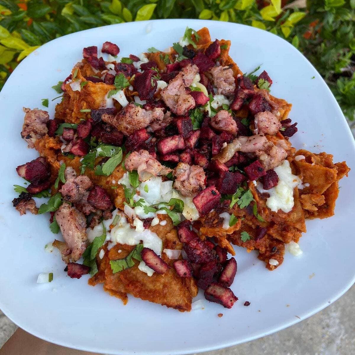 CHILAQUILES EN SALSA GRANDES CON CARNE