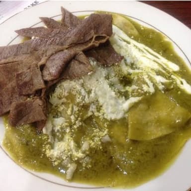 Chilaquiles Verdes con Carne Asada