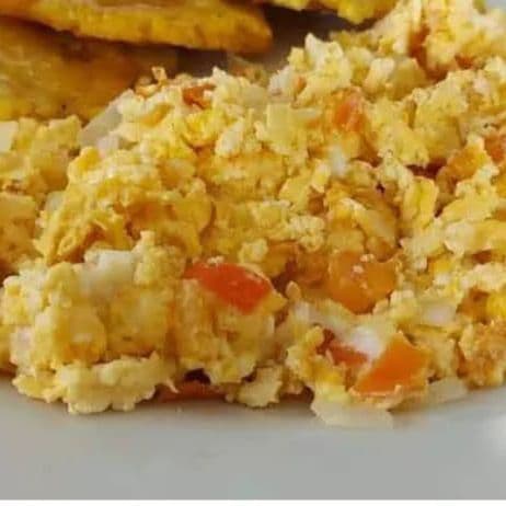Patacón con Huevo Perico
